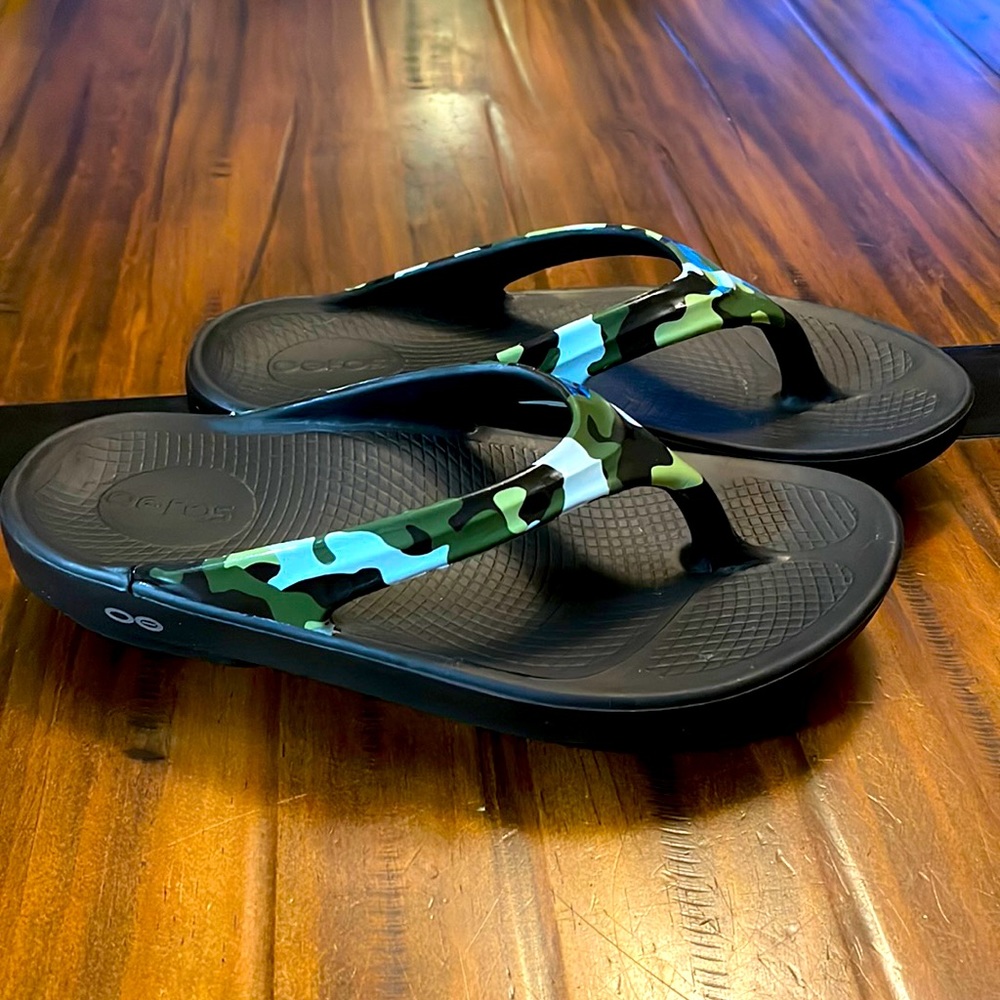 Women’s Oofos sandals camo print size 8